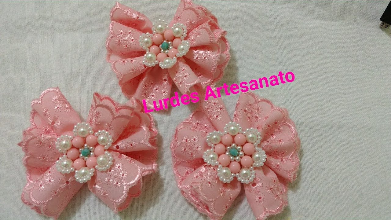 LAÇO PRINCESA COM PÉROLAS E BORDADO INGLÊS (LURDES ARTESANATO