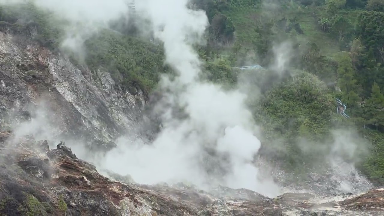Manado Bukit Kasi Hot Spring of  피오르는 유황 연기 