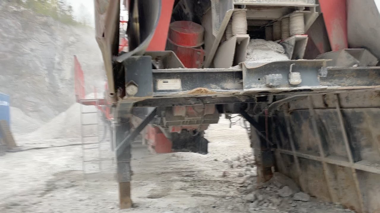Köp Mobilt krossverk Sandvik UH 420 med sikt och transportörer på Klaravik