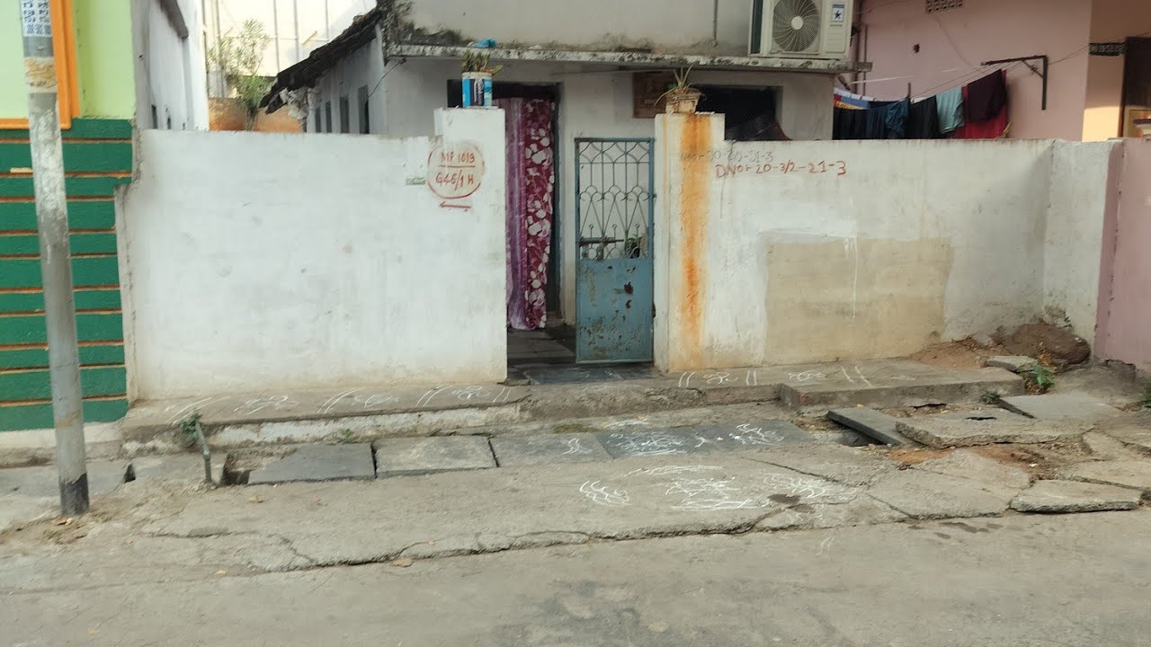 No=1382. Cell= 8790 890 666. Old house West facing independent house for sale at Ayodhya Nagar.