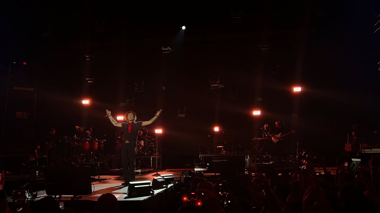 Enrique Bunbury shows unicos NY live Madison Square Garden