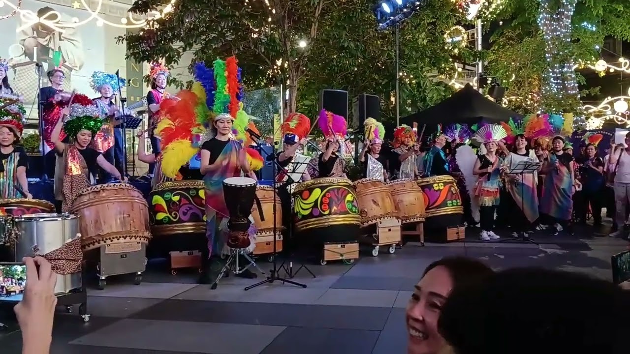 Зажигательная бразильская самба на барабанах 🥁 | Рождественское выступление на Orchard Road, Синг...