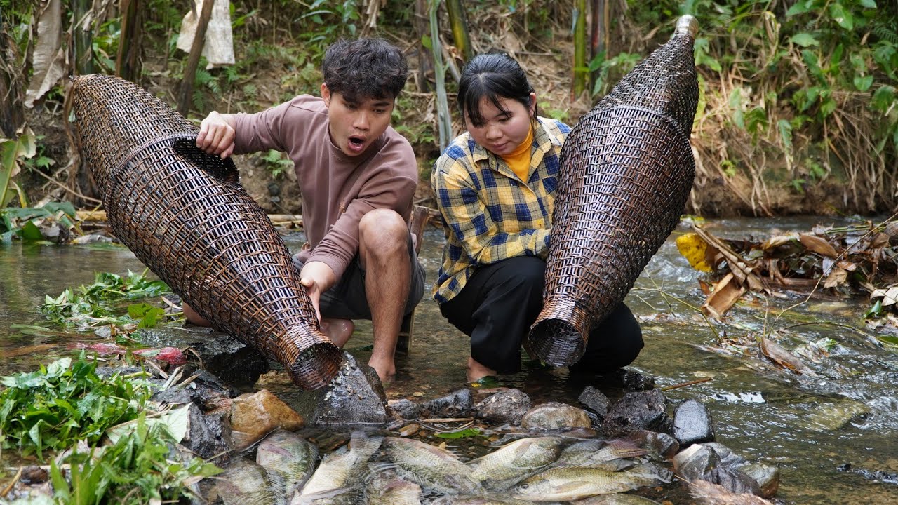 Chung and Tieu Nuong caught a large school of fish and prepared them into delicious dishes.