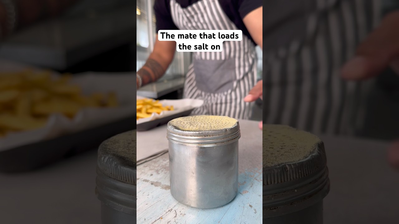 Нет ничего лучше, чем пара чипсов с солью для курицы 🤣🧂 #aussie #bogan #skit #fishandchips #aussie