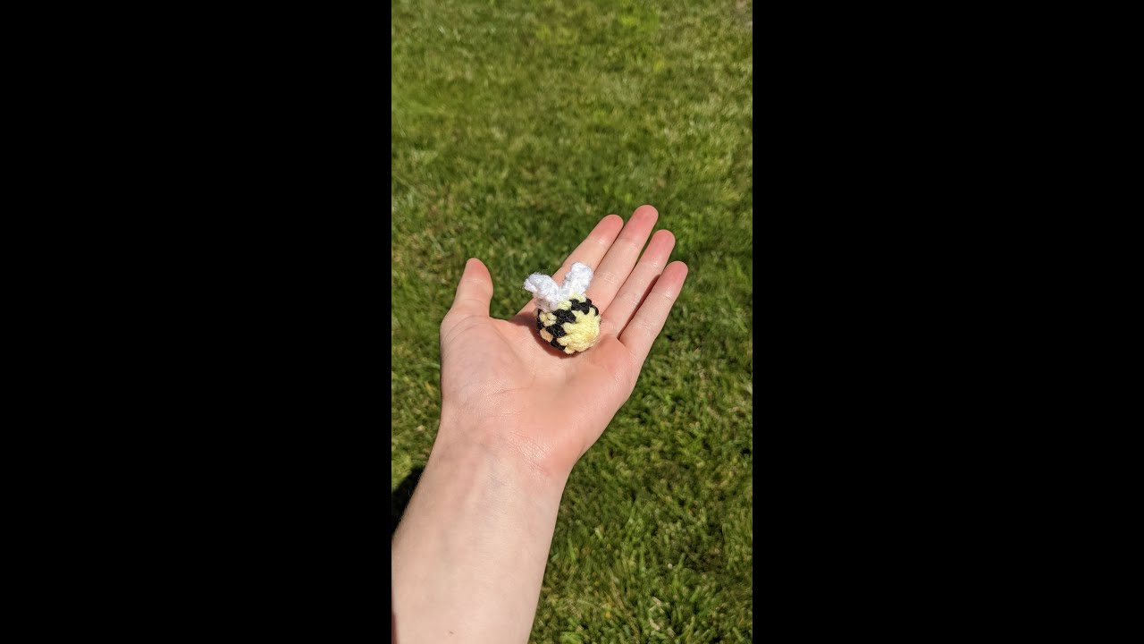 Crochet no-sew mini bee pattern