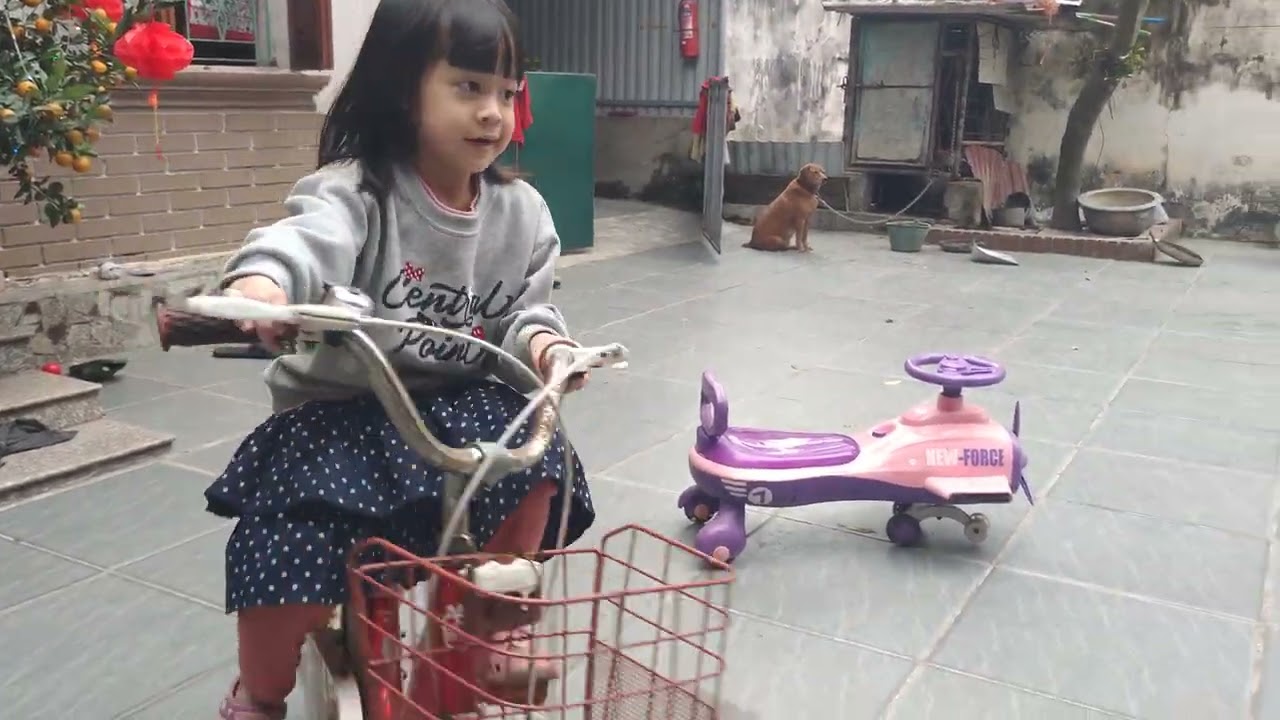 Diệp Linh biết đi xe 2 bánh ngày mồng 3 tết