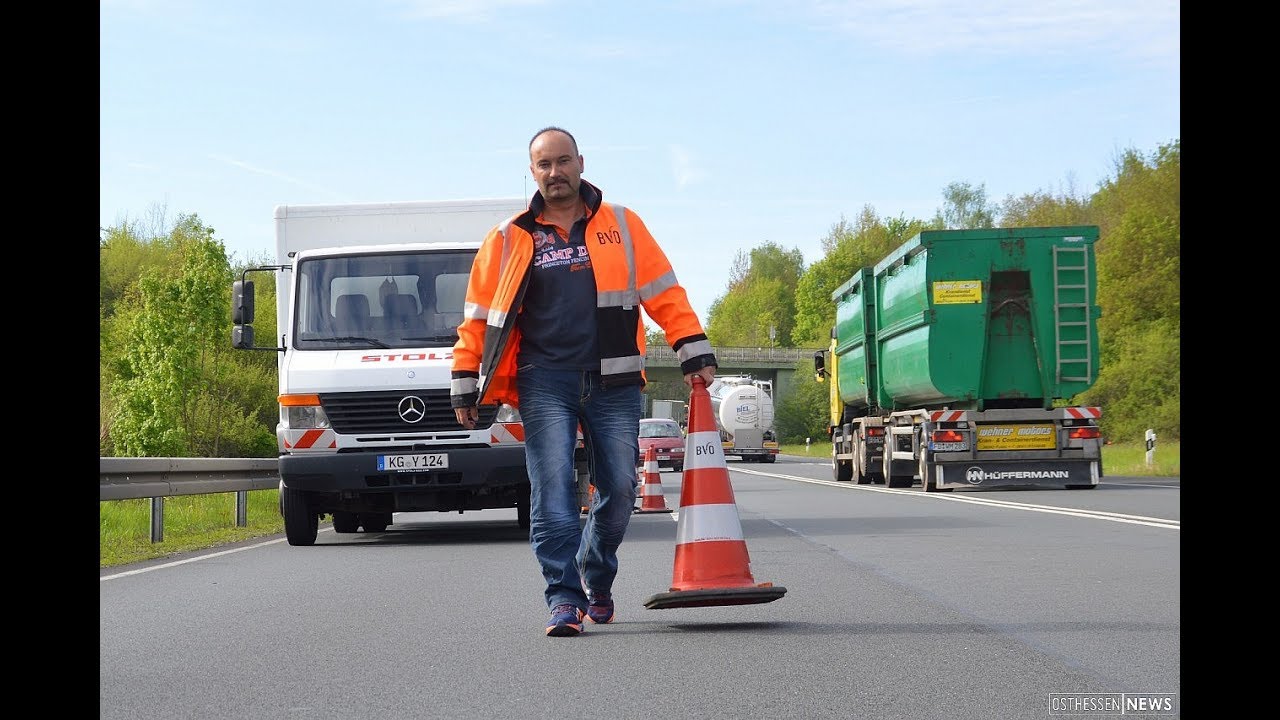 Chaosmanager in Orange: Mirko Hofmann sichert Straßenbaustellen