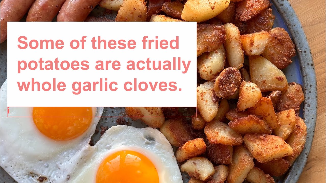 Целый хрустящий зубчик чеснока и картофельный хаш.