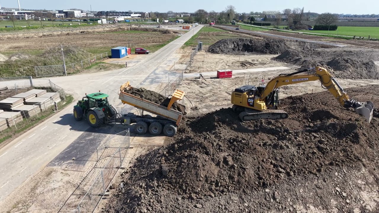 Caterpillar excavator loading 4K Bouwplaats klaarmaken met rupskraan