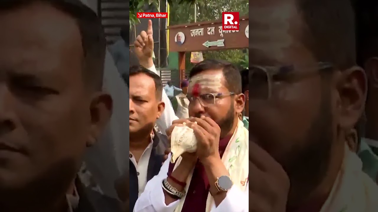 Nitish Kumar&rsquo;s Supporters Celebrate Outside JDU Office in Patna