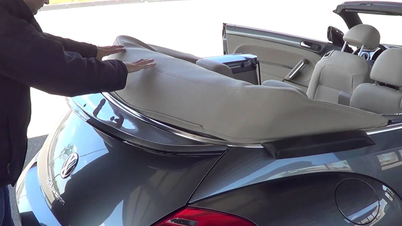Volkswagen Beetle Cabrio. Modelo 2013. Proceso para poner el cubre capota
