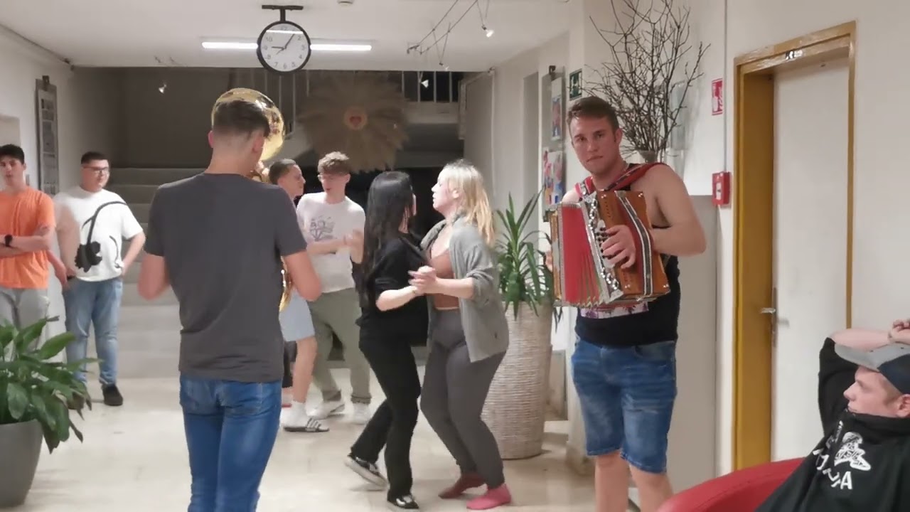 Dijaki odhajajo ...