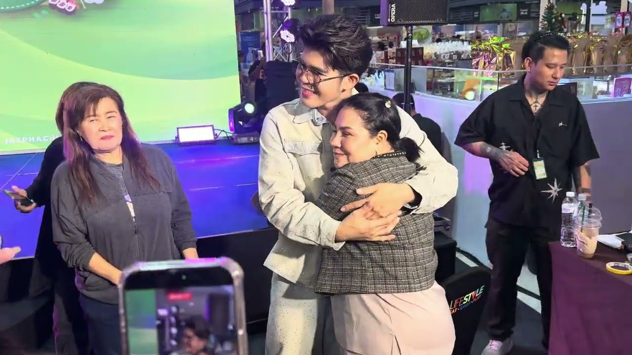 ส่งลูกชายขึ้นรถตู้กลับ  - ไรอัล กาจบัณฑิต | โรบินสัน แม่สอด | 14.12.2568 | แอบเที่ยวกัน