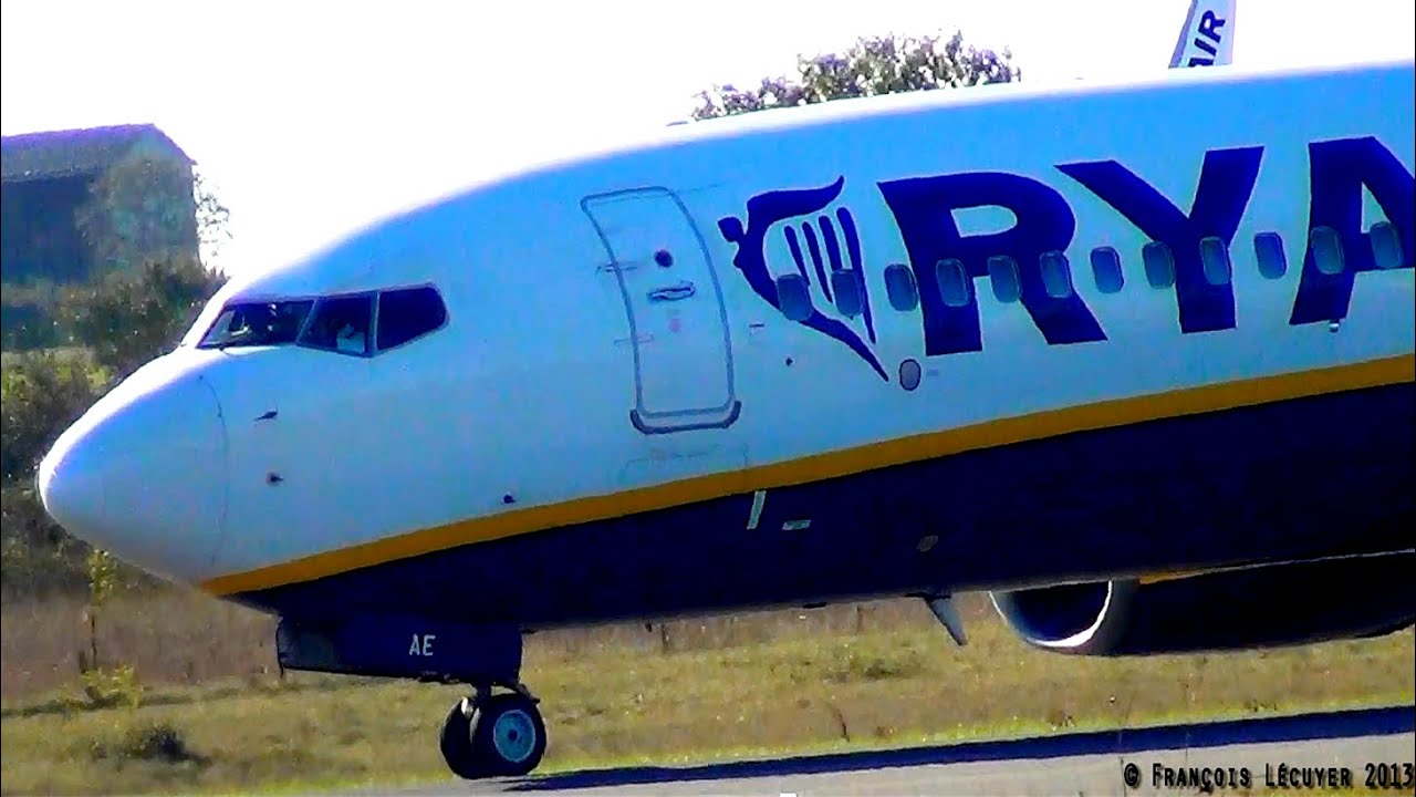 [Close up] Ryanair Boeing 737-8AS EI-DAE taxi and takeoff at Rodez-Aveyron [RDZ/LFCR]