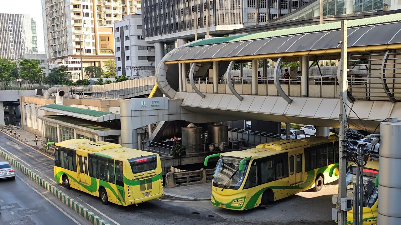 Bangkok BRT System Ride At Chong Nonsi 🚍🚌🇹🇭