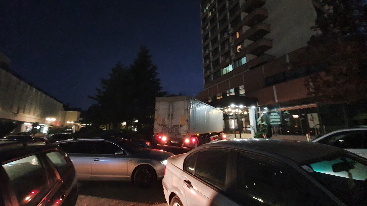 Камион за малко да се заклещи в центъра на Ботевград