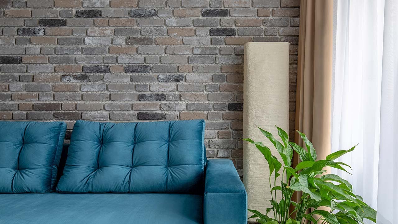Pașii pe care trebuie să-i urmezi pentru a finisa un perete cu plăci de cărămidă aparentă | Lovedeco