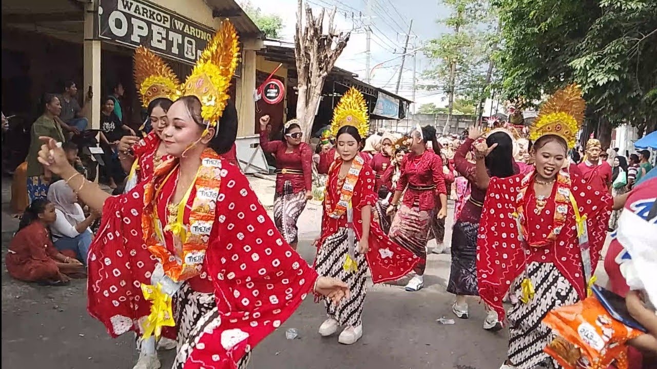 Pawai buah-buahan SAMBIKEREP sedekah bumi 2025 viral!