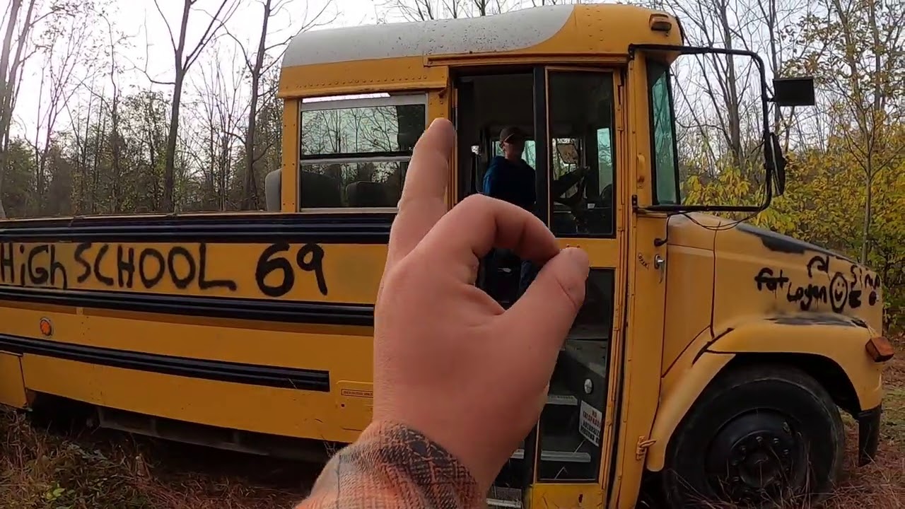 Переезжаем деревья вместе с нашим котом, школьный автобус Freightliner 3126