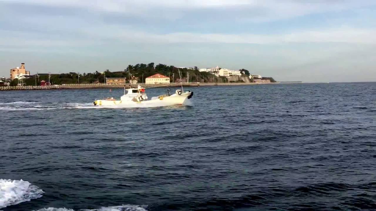 漁船と並走 三河湾 日間賀島 沖