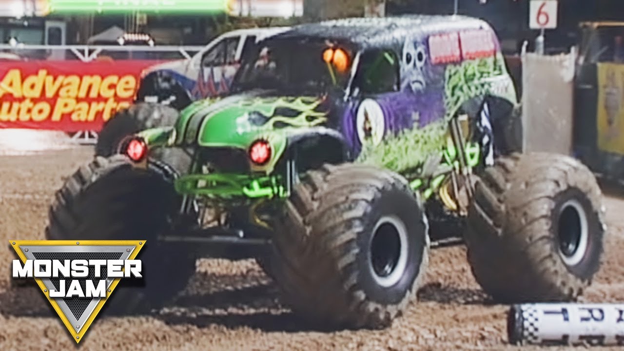 Madusa vs Grave Digger Race | Monster Jam World Finals 6 | Monster Jam