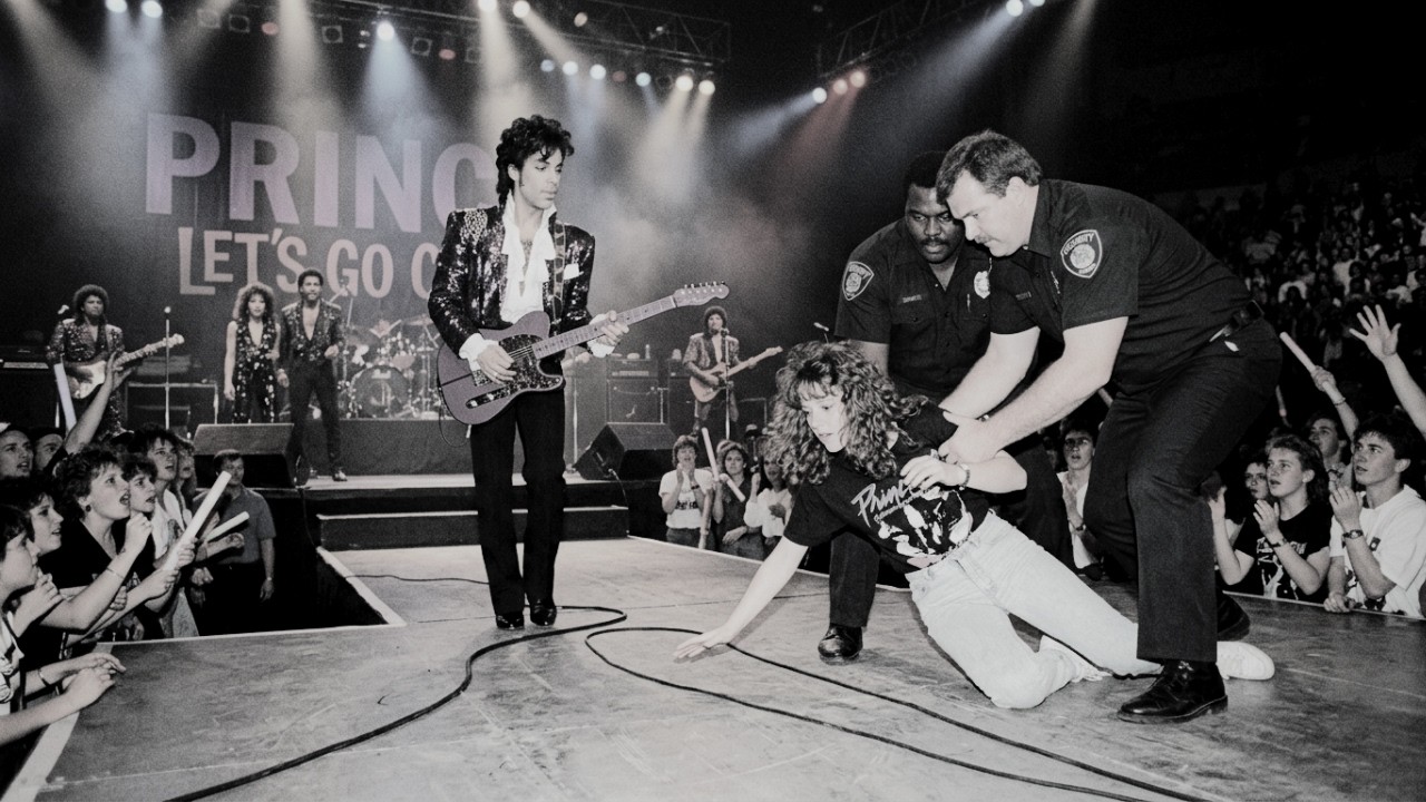Girl RUSHED Prince's Stage Mid-Song, Security Tried to STOP Her—What Prince Did Left 20,000 in SHOCK