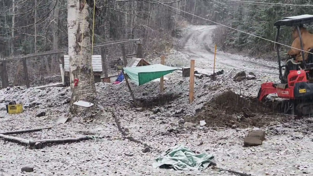 First snowfall ... 28 Oct '25 ... Aussie/Papua New Guinean family living offgrid in British Columbia