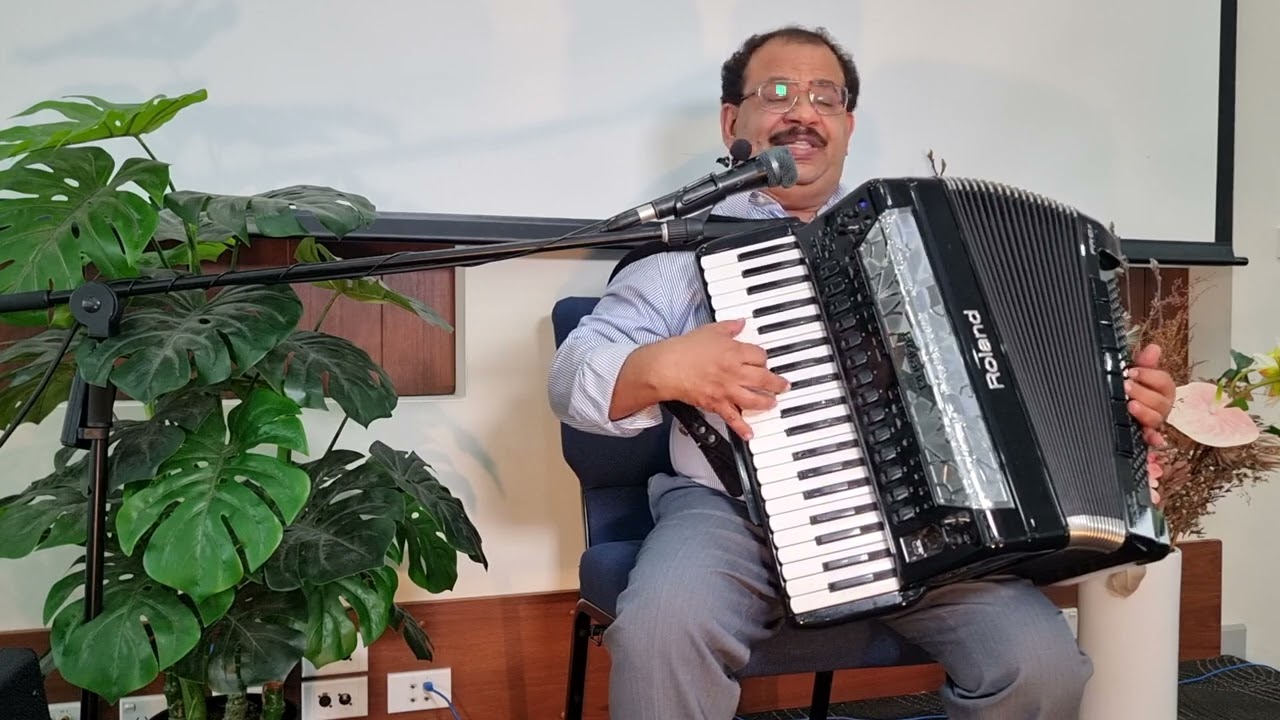 في ملء الزمان جاء للإنسان حب الله الفائق وأحشاء الحنان ،  ليس كديان يقضي بالهوان.المرنم دانيال يوسف