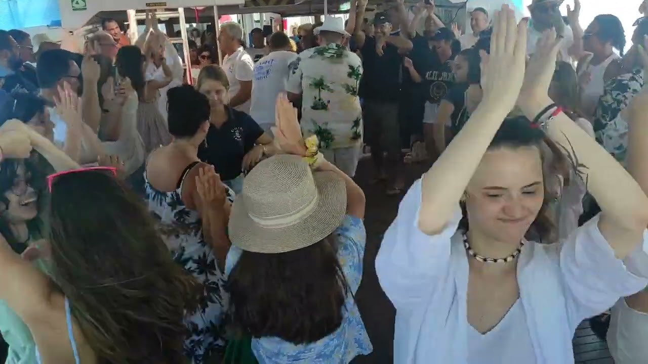 Insula Skiathos!! Căpitanul Kostas face show pe marea Egee!!!! Metaxa și dansuri!!!
