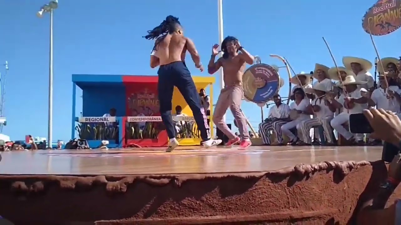 Jogos de capoeira com Arthur Fiu, quedas e macacões de golpes 