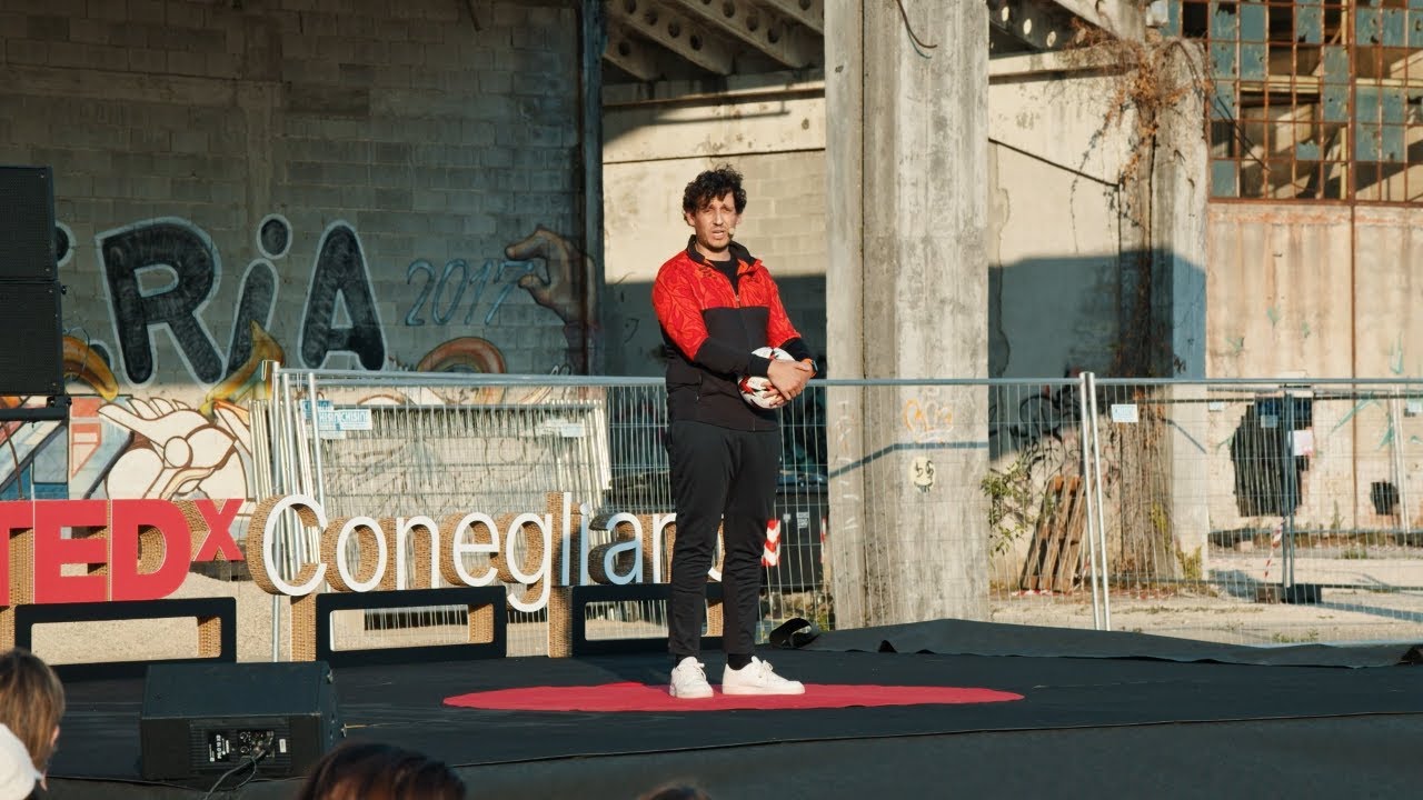 Chi ha rubato il calcio ai bambini? | Gian Luca Comandini | TEDxConegliano