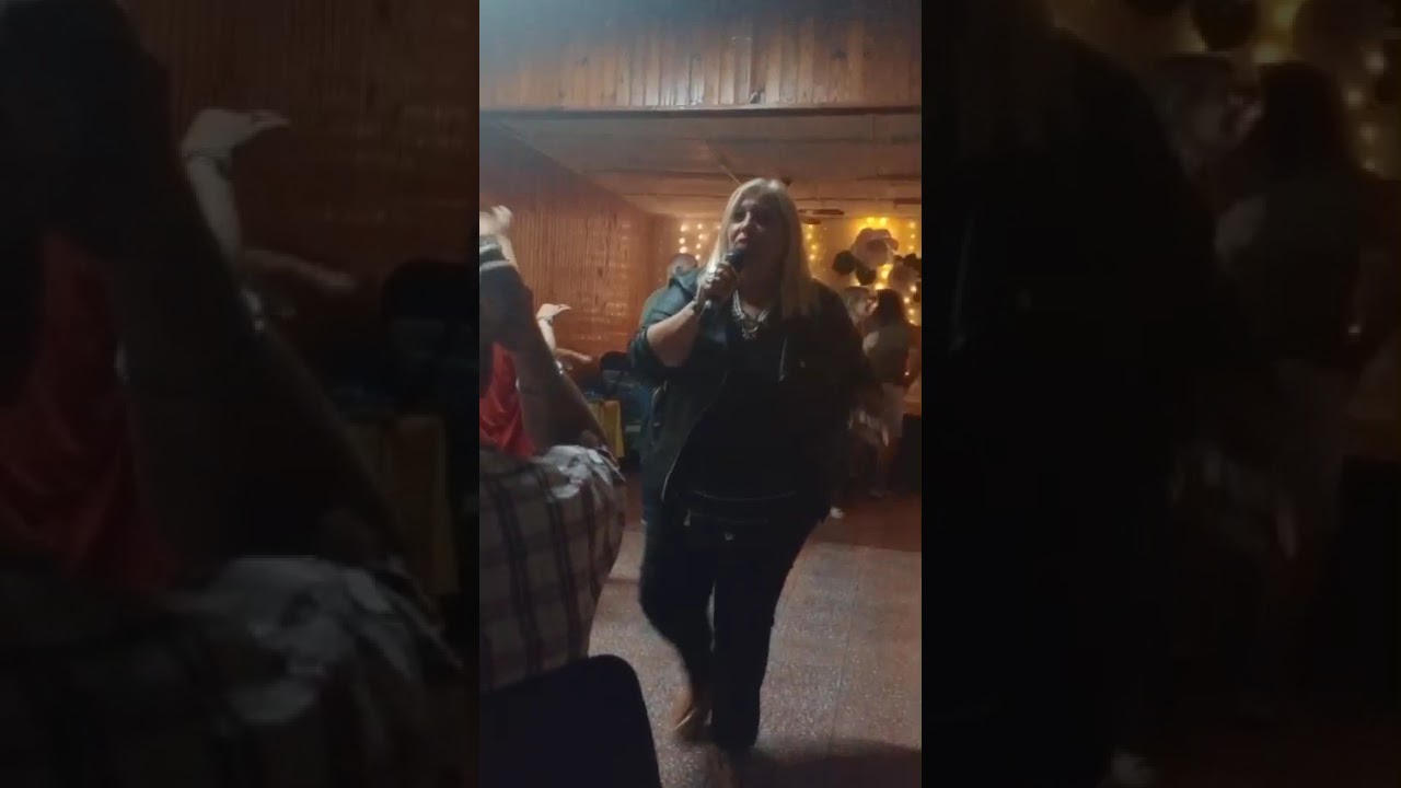 Cantando en Verónica para el evento del taller de la Memoria dirigido por Andrea