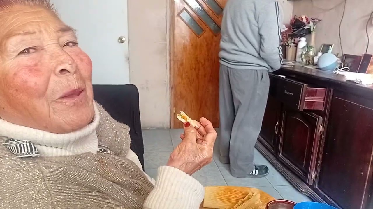 PROBANDO UNOS RICOS TAMALES CON DOÑA BETY 