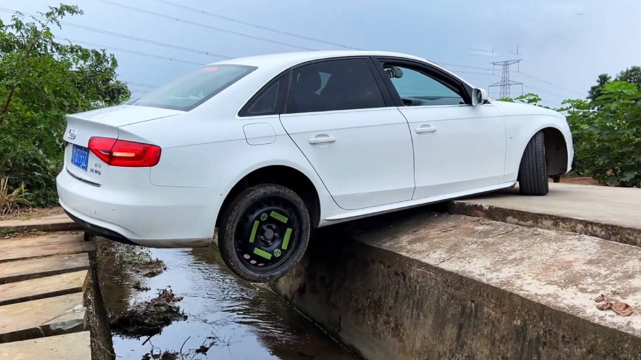 A Female Driver Encountered Four Cars On A Narrow Road, And She Actually Did This