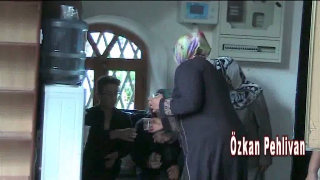 Caminin İ&ccedil;inden &Ccedil;ıkan Şifalı Su Vatandaşların Akınına Uğruyor !!!