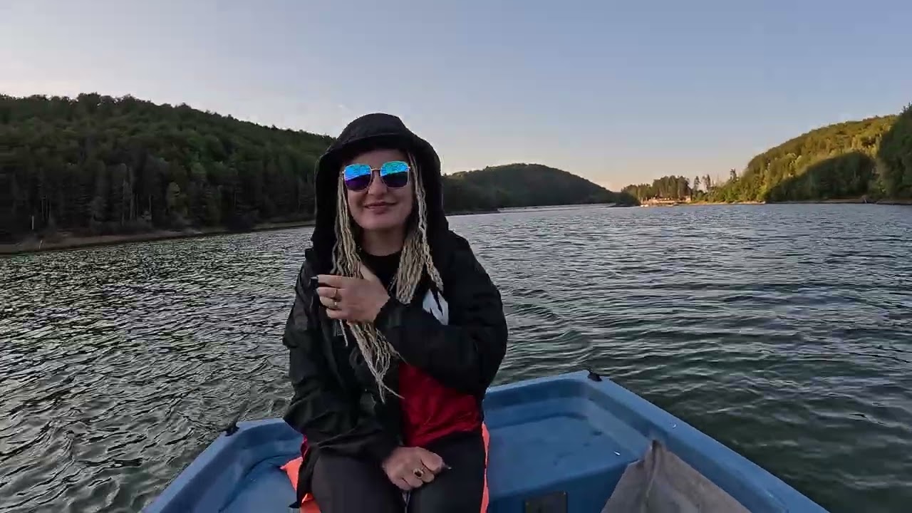 Plimbare pe lac cu lautari