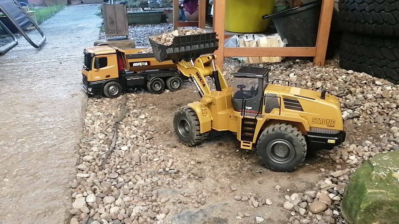 Huina 1583 RC wheel loader / Huina 1573 RC dump truck at work
