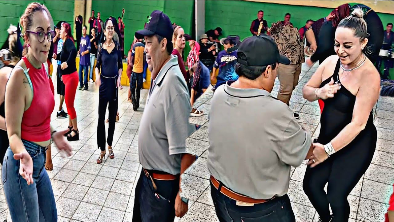SE FIJO QUE NAHOMY PERDIO LA PACIENCIA CON EL, ASI QUE SE FUE C9N OTRA BAILARINA MIRA QUE PASO