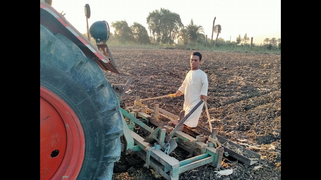 كوميديا عمر⁦👨‍🦳⁩ يسوى الأرض بالجرار 🚜 لزراعة البرسيم هتموت من الضحك 😂😂