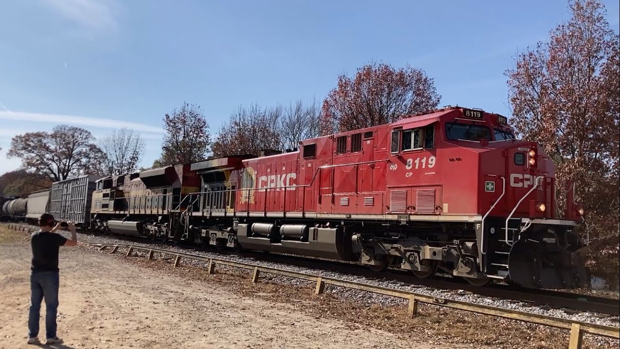New CPKC AC4400CWM 8119 leads extremely early CSX M526 into Howell Yard. Atlanta 11/24/2025 10:49 AM