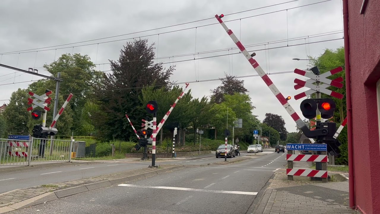 Spoorwegovergang Valkenburg // Dutch Railroad Crossing