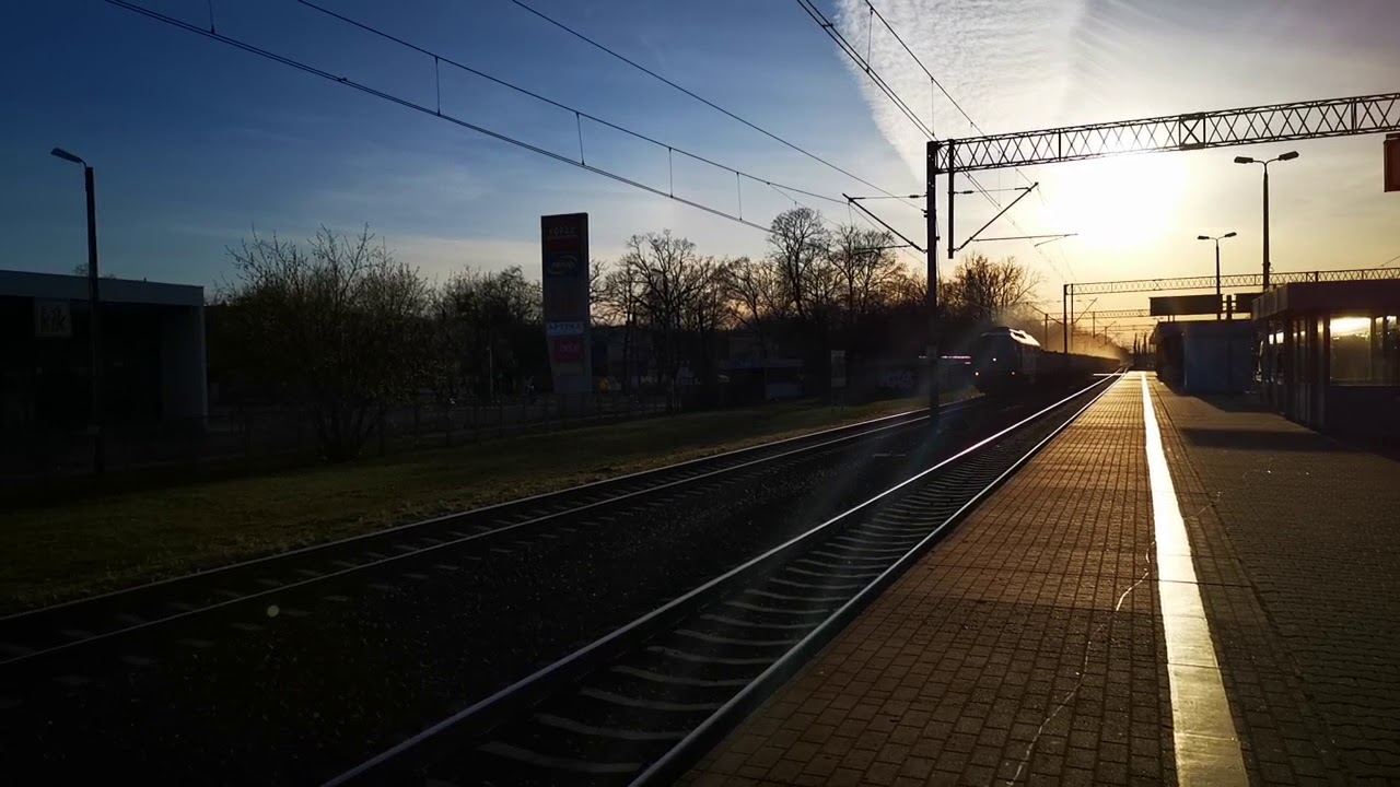 Ludmiła BR 232 ECCO z eamosami pod drutem przez Warszawę Rembert&oacute;w