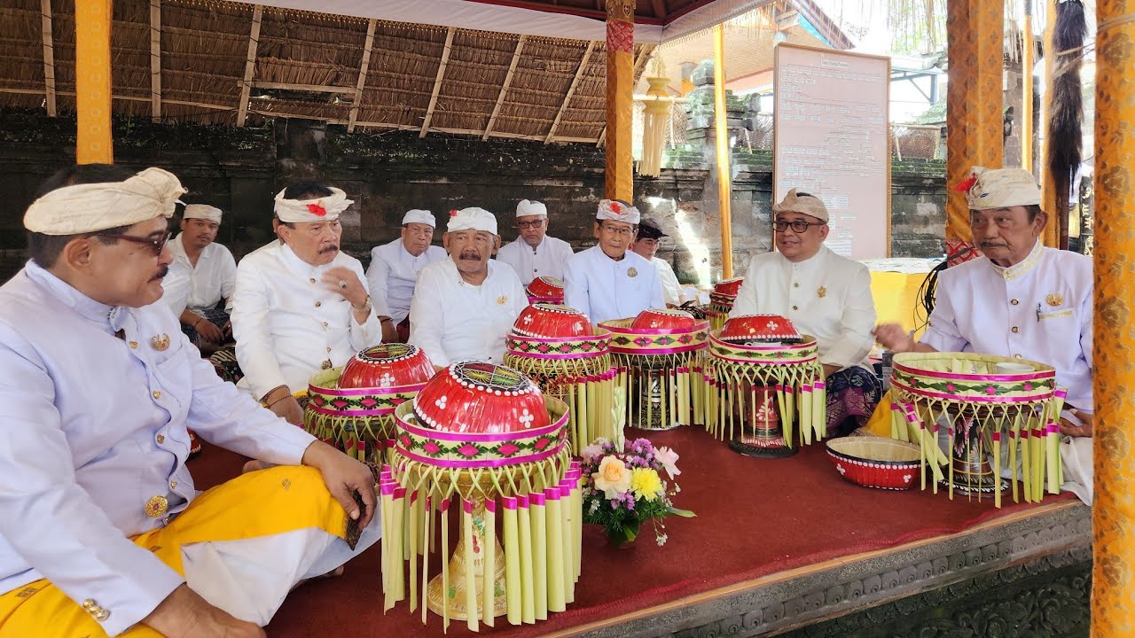 TAWUR AGUNG PEDANAN DI PURA KAWITAN DALEM SUKAWATI. PUSAKA KI BARU GAGAK & SEGARA NGLAYANG TEDUN