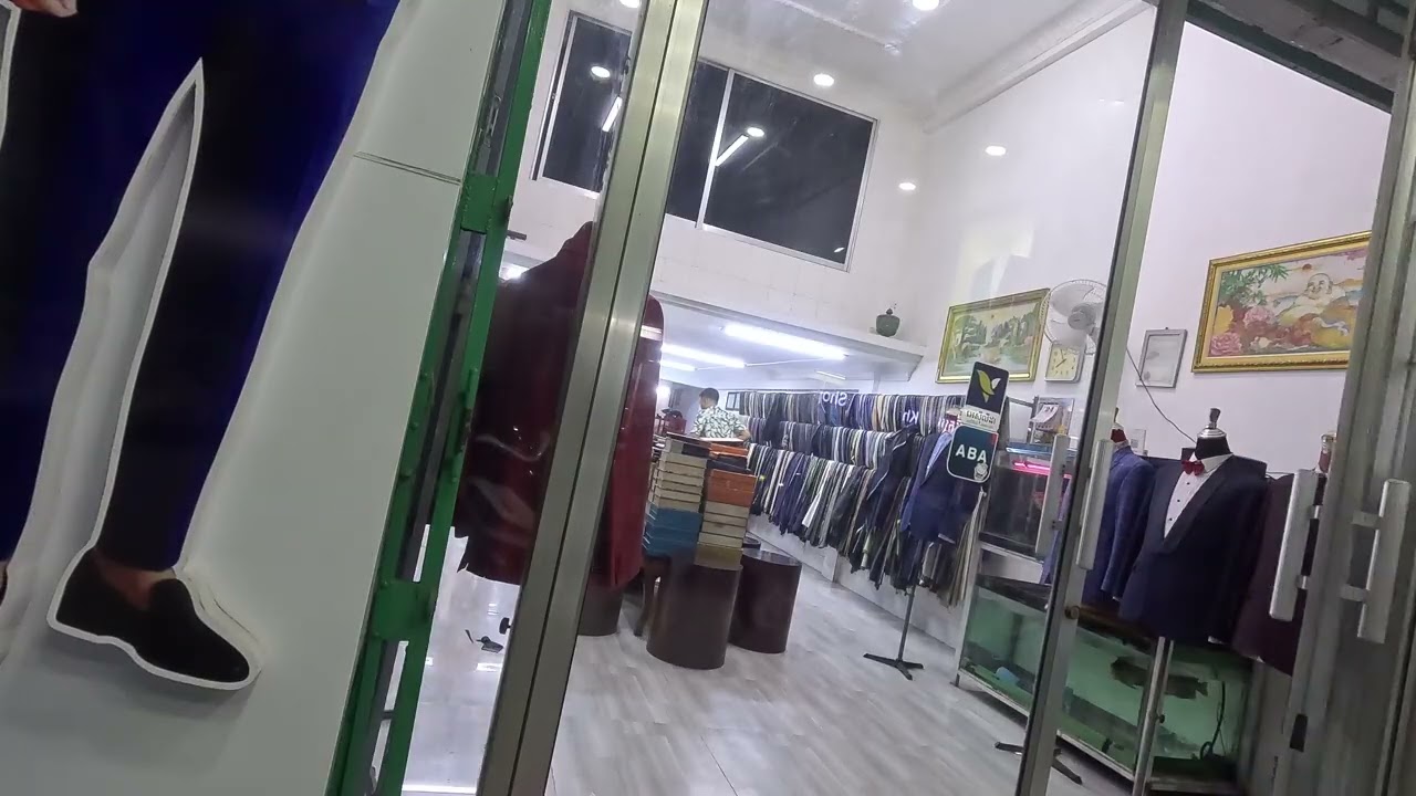 The tailor shop that I always go support - this shop at Jumpuvorn Market 