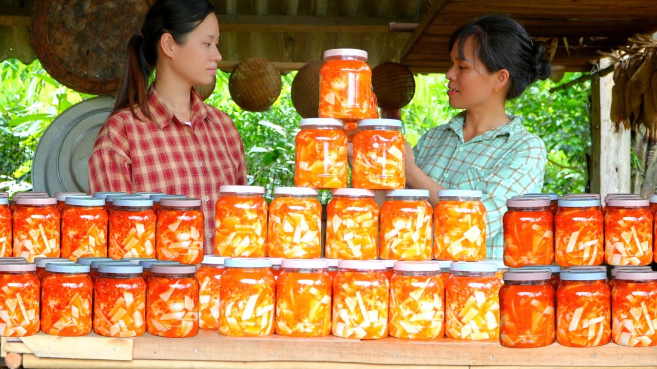 Showing Thao how to make bamboo shoots with chili – A tasty side dish from the mountains