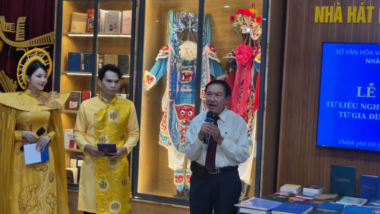 Con trai NSND Đinh Bằng Phi trải lòng tại buổi trao tặng tài liệu quý hát bội