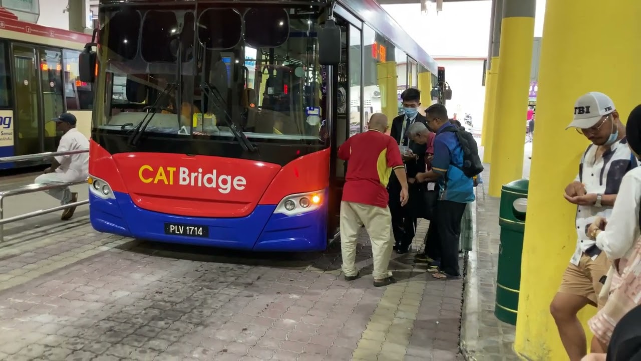Passengers boarding rapidPenang CT14 at Komtar