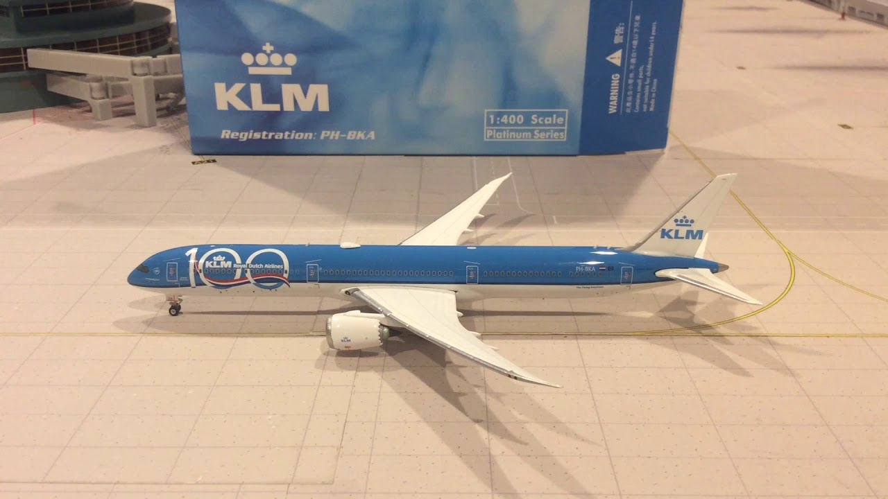 1:400 Phoenix model review July releases