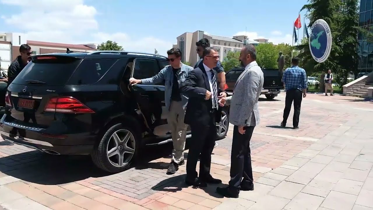 Van Valisi Sayın Dr. Ozan Balcı, Van YYÜ Rektörü Prof. Dr. Hamdullah Şevli’yi Makamında Ziyaret Etti