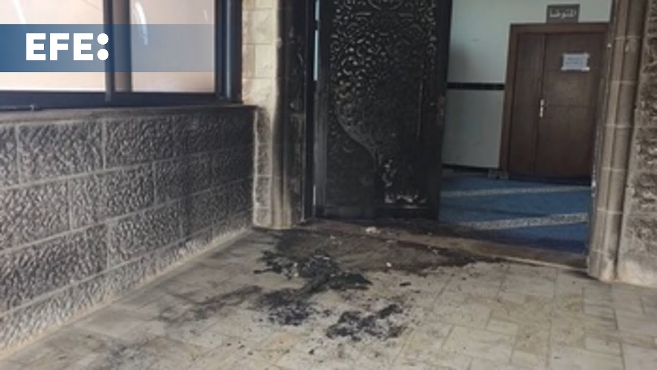 Colonos israelíes incendian una mezquita y escriben pintadas amenazadoras en Cisjordania